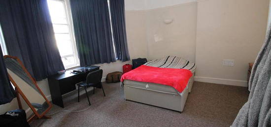 4 bedroom flat to rent