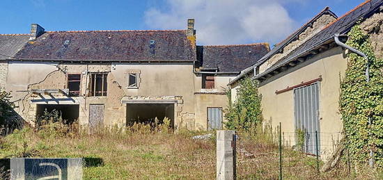 Maison à rénover avec plusieurs dépendances à 5mns de Broons