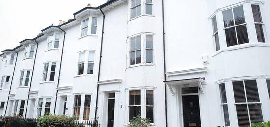 5 bedroom terraced house