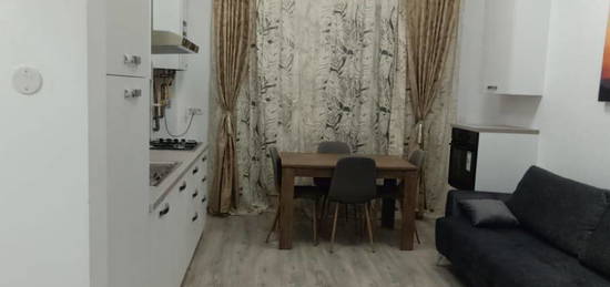 Închiriez apartament cu 2 camere