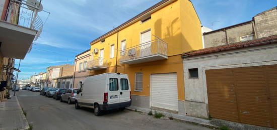 Appartamento e box in via Santa Lucia Rif.0981