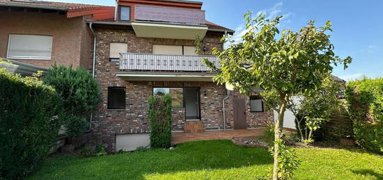 Geräumige Erdgeschosswohnung mit Garten, Terrasse, Souterrain und Garage