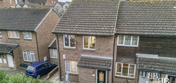 Maisonette for sale in Laing Close, Ilford IG6