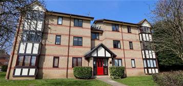Flat to rent in Woodland Grove, Epping CM16