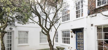 Cottage to rent in Golden Yard, Hampstead NW3