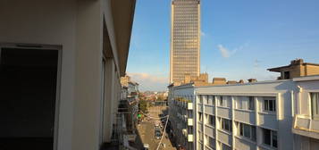 Dernier étage avec ascenseur et terrasse, bel appartement traversant de 97 m²