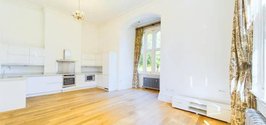 Flat to rent in The Galleries, Warley, Brentwood CM14