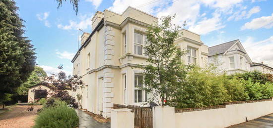 Flat to rent in Belmont Road, Twickenham TW2