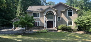 64 Powhatan Path, Oakland, NJ 07436