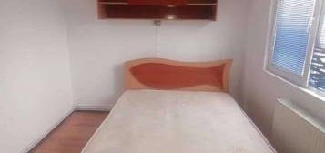 inchiriez apt 3 camere