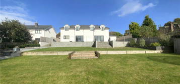 5 bedroom detached house