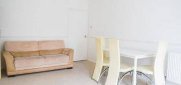 Flat to rent in Lindsay Court, Sutton SM1