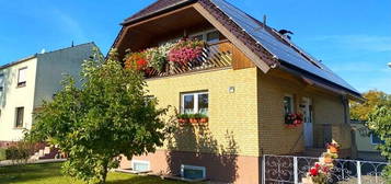 Gepflegtes Einfamilienhaus mit Photovoltaikanlage, Doppelgarage, Carport und großem Garten