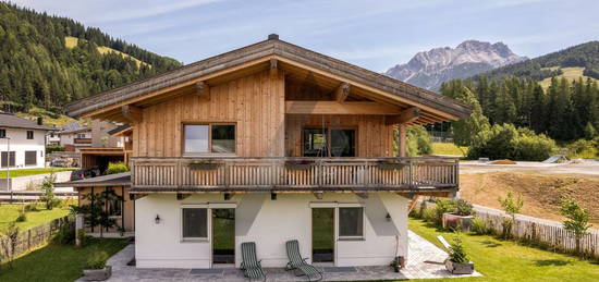 Traditionelles Einfamilienhaus mit Bergblick