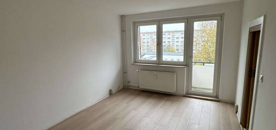 schöne 2-Zimmer-Wohnung mit Balkon, Laminat und Badewanne