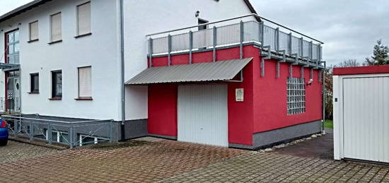 Gepflegte 3-Zimmer-Küche-Bad Wohnung mit ca. 30m² Dachterrasse/ Balkon