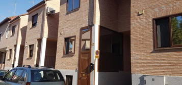 Chalet adosado en venta en  Ciudad de Faenza