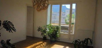 Appartement T2 bis à louer avec terrasses et vues sur les massifs au centre de Grenoble