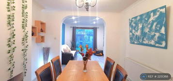 2 bedroom maisonette