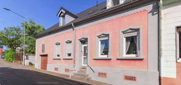 Richtig zuhause: Umgebautes Bauernhaus mit Garten, einer Garage und 2 Freistellplätzen