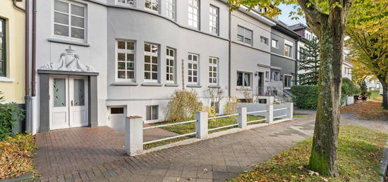 SCHÖNE DG-WOHNUNG IM VILLENVIERTEL