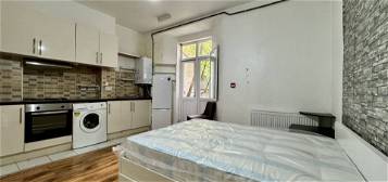 Studio to rent in Walm Lane, Cricklewood NW2