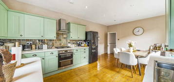 3 bedroom flat for sale