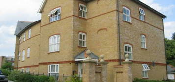 Flat to rent in Chamberlayne Avenue, Wembley HA9