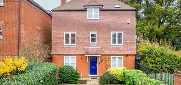 5 bedroom detached house