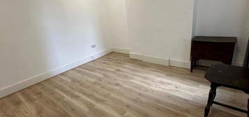 Flat to rent in Green Lanes, London N4