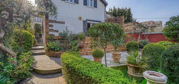 Maison de charme à Vitry-Sur-Seine avec terrain de plus de 900m2, cave et box