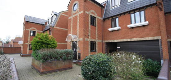 Shared accommodation to rent in Brick Court, Jetty Walk, Grays RM17