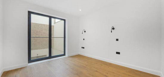 Flat for sale in Cranmer Avenue, London, Cranmer Avenue, London W13