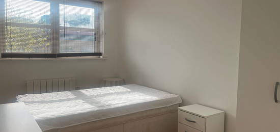 Flat to rent in Flat, Park Street, Luton LU1