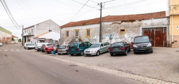 Moradia para restauro em Vestiaria-Alcobaça