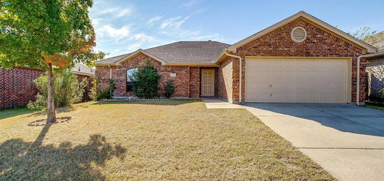 9233 Alyssa Dr, White Settlement, TX 76108