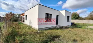 ADOMIS -  predáme nadštandardný 4izbový bungalov 160m2, kompletné IS, pozemok 573m2, tepelné čerpadlo,blízka obec za Šacou,Veľká Ida.