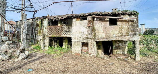 Moradia em pedra para restauro em Moreira do Rei, Fafe