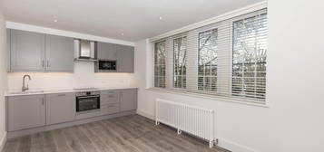 Flat to rent in Red Lion Street, Richmond TW9