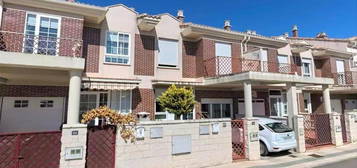 Casa adosada en venta en Villares de la Reina