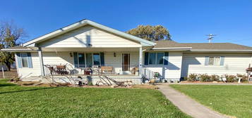 306 E 7th St St, Hoisington, KS 67544