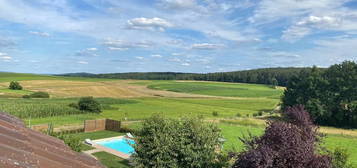 Helle 2,5 Zimmer Dachwohnung mit Weitblick und Gartenanteil, 96135 Stegaurach-Ortsteil Kreuzschuh