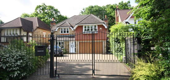 6 bedroom detached house