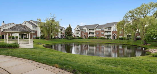 30 Sterling Cir #201, Wheaton, IL 60189