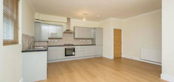 Flat to rent in New Wanstead, Snaresbrook E11