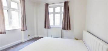 Flat to rent in Hall Road, London NW8