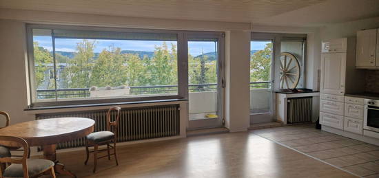 Helle und vollständig renovierte 3-Raum-Wohnung mit EBK, Balkon und Blick über Aachen