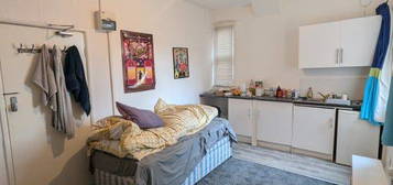 Studio to rent in Satanita Road, Westcliff-On-Sea SS0