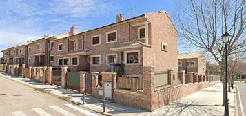 Chalet en calle Canadá en Villanueva de la Torre