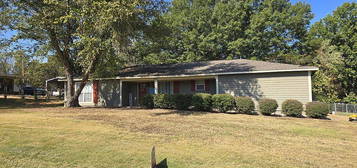 315 Hickory Ln, Batesville, MS 38606